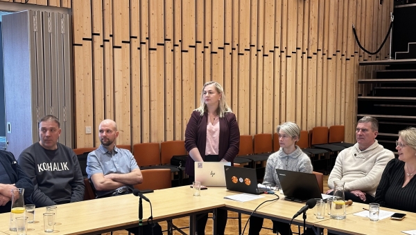 Fotol Maivi Liiskmann tutvustab end enne vallavalitsuse liikmeks kinnitamist volikogule. Foto Viivika Nagel